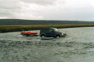 Aart Kok Zambezi Original tenttrailer vouwwagen in water IJsland
