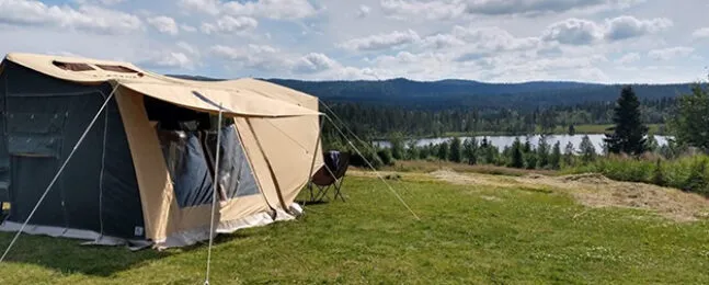 Aart Kok River Lodge vouwwagen op de camping in Noorwegen