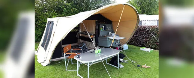 Zambezi River Lodge vouwwagen met boogluifel op de camping