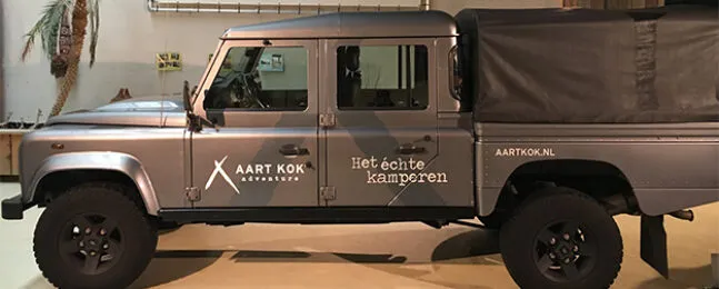 Aart Kok Adventure Land Rover Defender met belettering