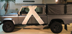 Aart Kok Adventure Land Rover Defender belettering wordt geplaatst