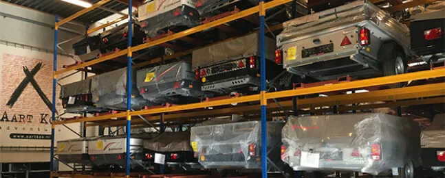 Volle schappen met voorraad vouwwagens bij Aart Kok Adventure Heemstede