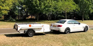Witte Aart Kok Zambezi tenttrailer achter BMW