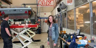 Anneke backstage in de Aart Kok service centre werkplaats in Heemstede