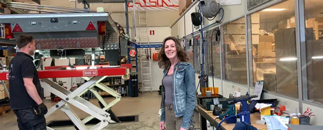 Anneke backstage in de Aart Kok service centre werkplaats in Heemstede