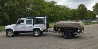 Aflevering van Aart Kok Kariba Tent & Trailer Off-Road vouwwagen achter Land Rover Defender