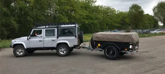 Aflevering van Aart Kok Kariba Tent & Trailer Off-Road vouwwagen achter Land Rover Defender
