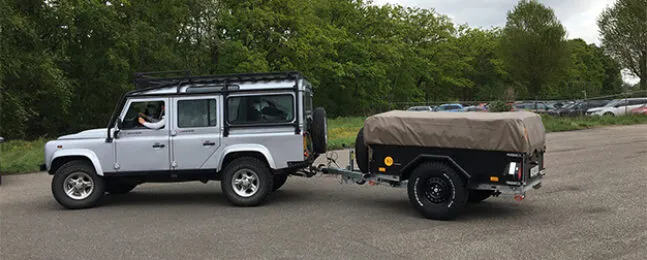 Aflevering van Aart Kok Kariba Tent & Trailer Off-Road vouwwagen achter Land Rover Defender