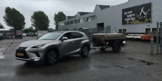 Aart Kok Kariba Off-Road Tent & Trailer achter Lexus urban crossover