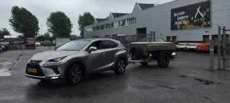 Aart Kok Kariba Off-Road Tent & Trailer achter Lexus urban crossover