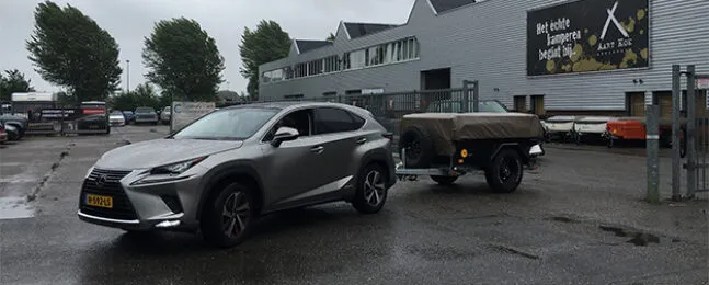 Aart Kok Kariba Off-Road Tent & Trailer achter Lexus urban crossover