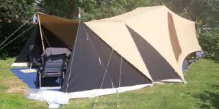 Zwart windscherm aan Tuareg vouwwagen