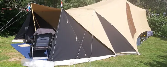 Zwart windscherm aan Tuareg vouwwagen