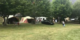 Drie Aart Kok vouwwagens naast elkaar op de camping