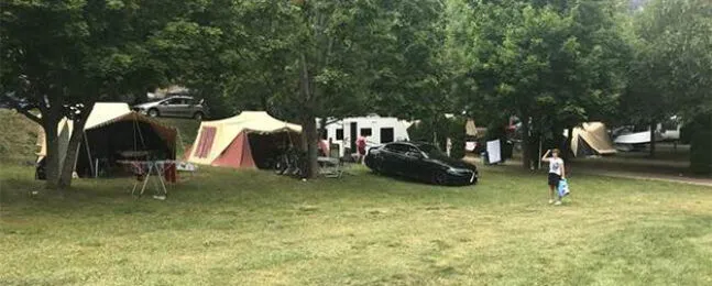 Drie Aart Kok vouwwagens naast elkaar op de camping