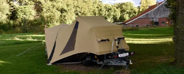 Beige Aart Kok Tuareg vouwwagen op camping