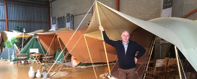 Johan met River Lodge vouwwagen bij Aart Kok Adventure Heemstede