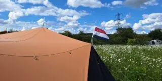 Koningsdag 2025 met Tuareg vouwwagen en Nederlandse vlag