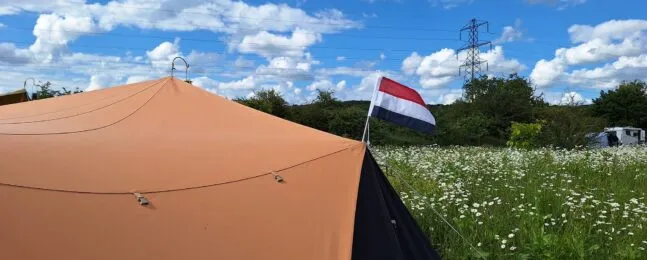 Koningsdag 2025 met Tuareg vouwwagen en Nederlandse vlag