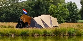 Tuareg aan het water met NL vlag