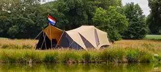 Tuareg aan het water met NL vlag