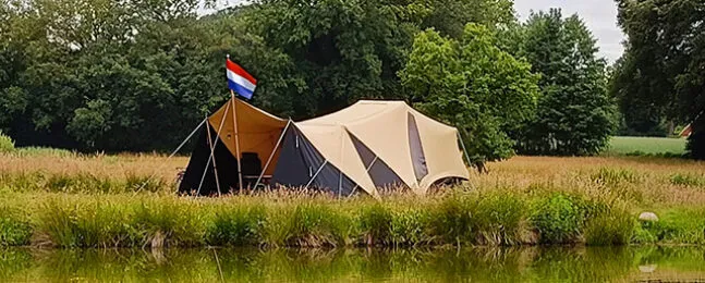 Tuareg aan het water met NL vlag