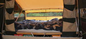 Zambezi River Camp Lodge interieur met bed