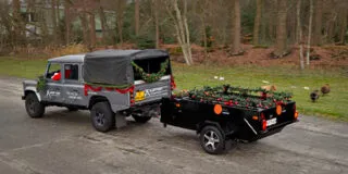 Aart Kok Zambezi vouwwagen met Land Rover Defender en kerstman